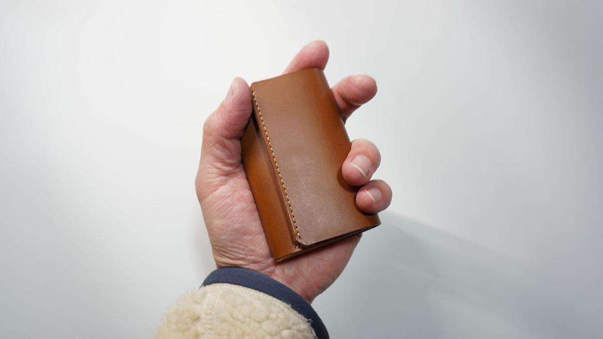 ほぼカードサイズの極小革財布。なのにカード紙幣、小銭もちゃんと