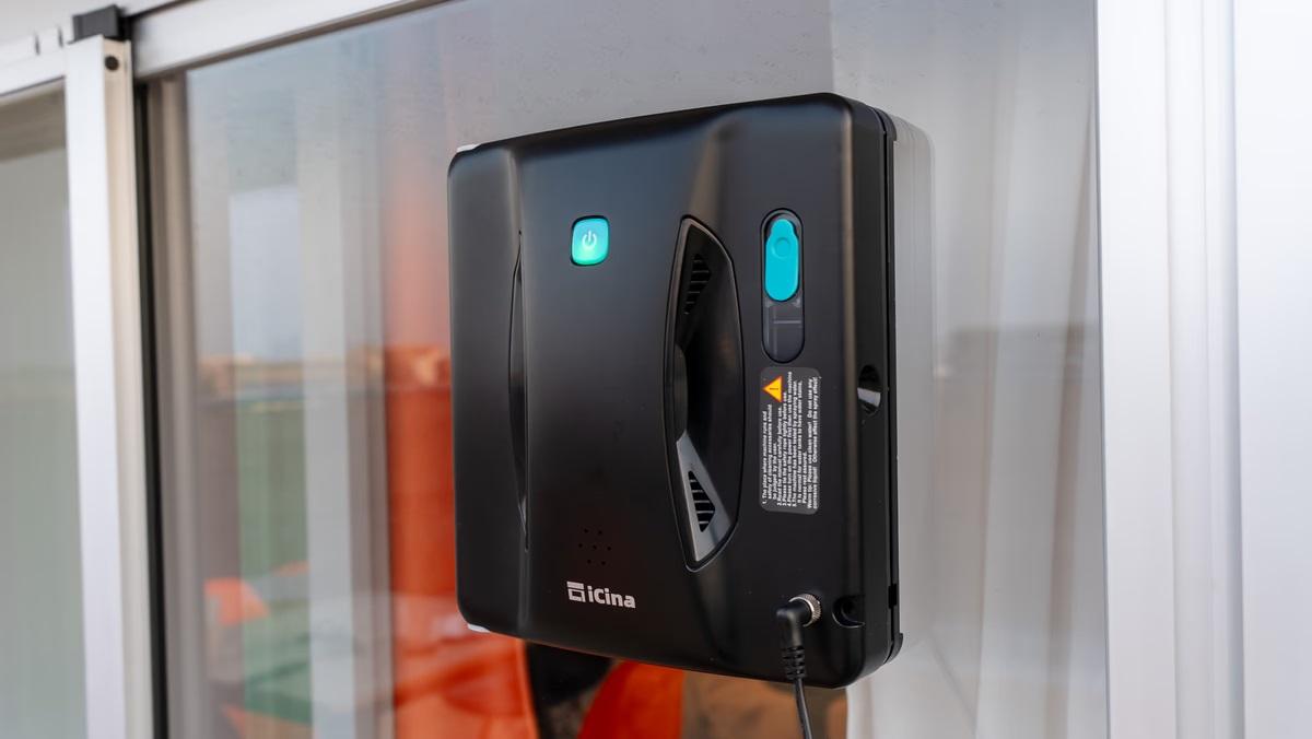 高い窓も外窓も“ピカッと解決”。窓掃除ロボ「WinMan 10」に全部