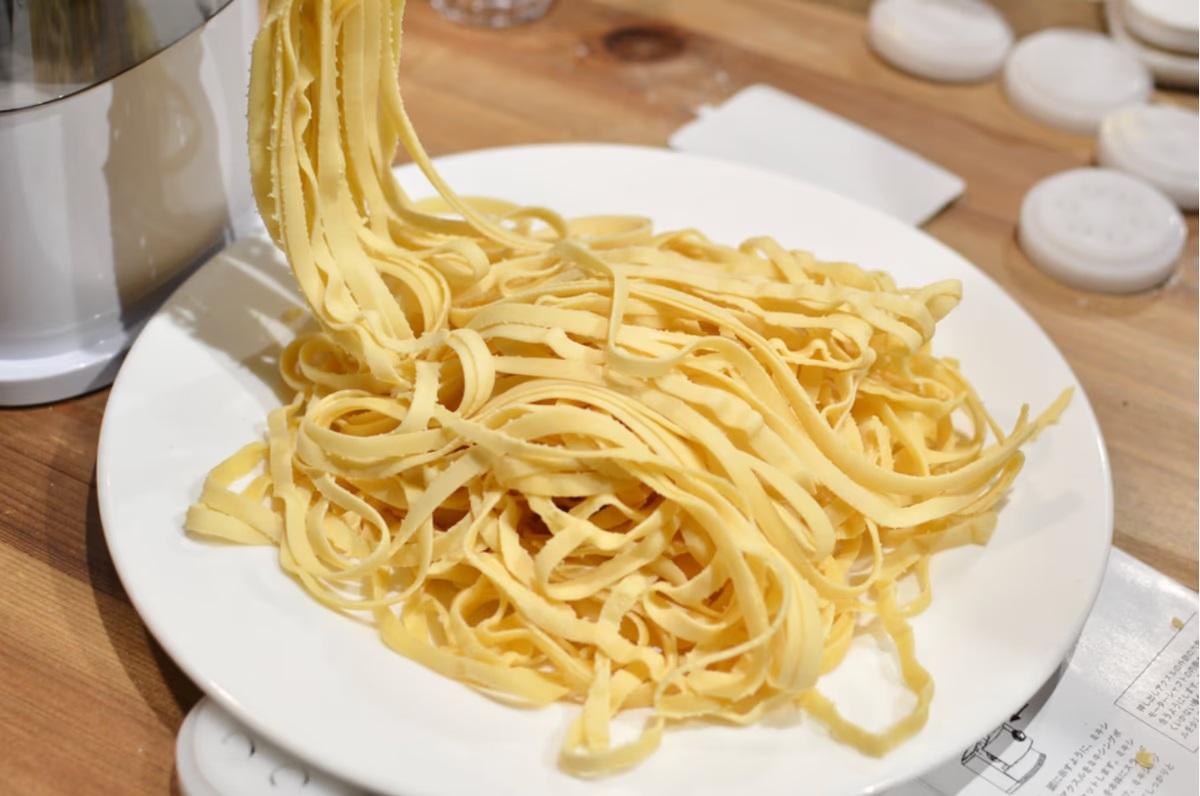 ボタンひとつで生パスタが「手作り」できる。15分でモチモチ麺を食卓に