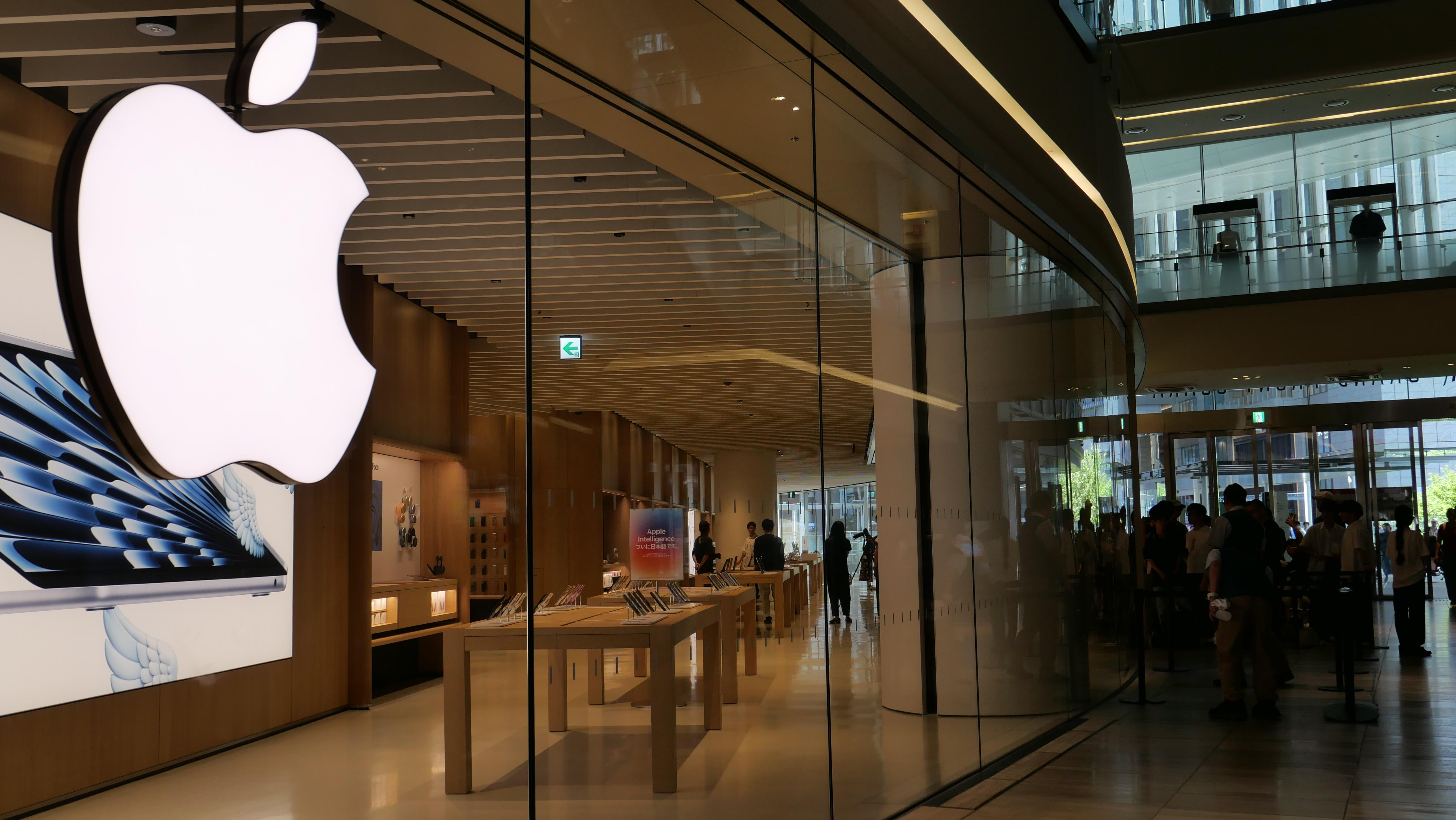 前夜からファンが集まる盛り上がり。「Apple 梅田」オープニングは大