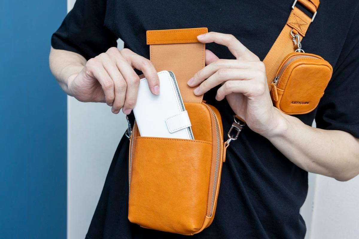財布にもなる本革ショルダーポーチが便利。大きめスマホもすっぽり