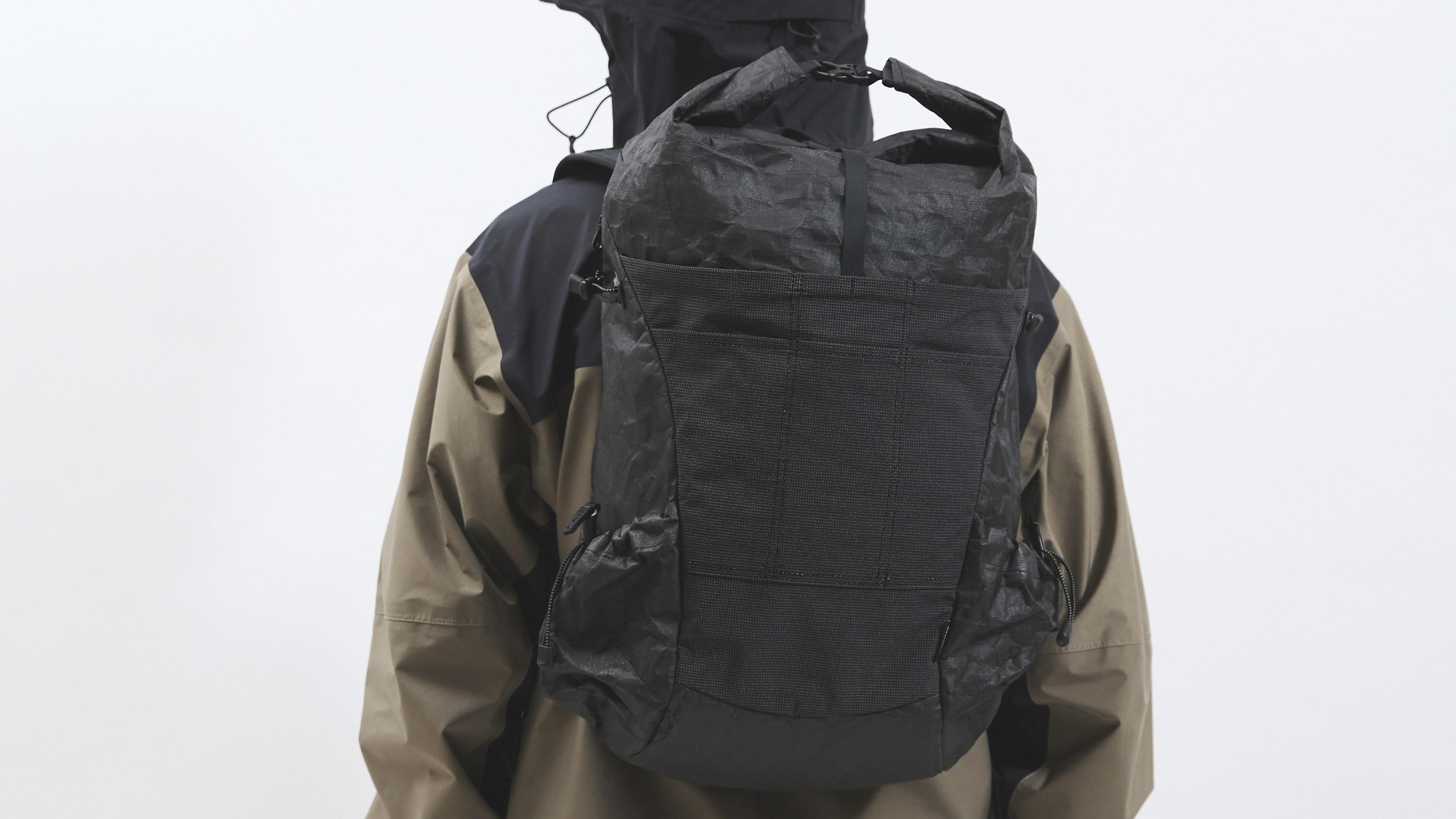 重さ420gで、強度は鉄の15倍。ロールトップの課題を克服したバック