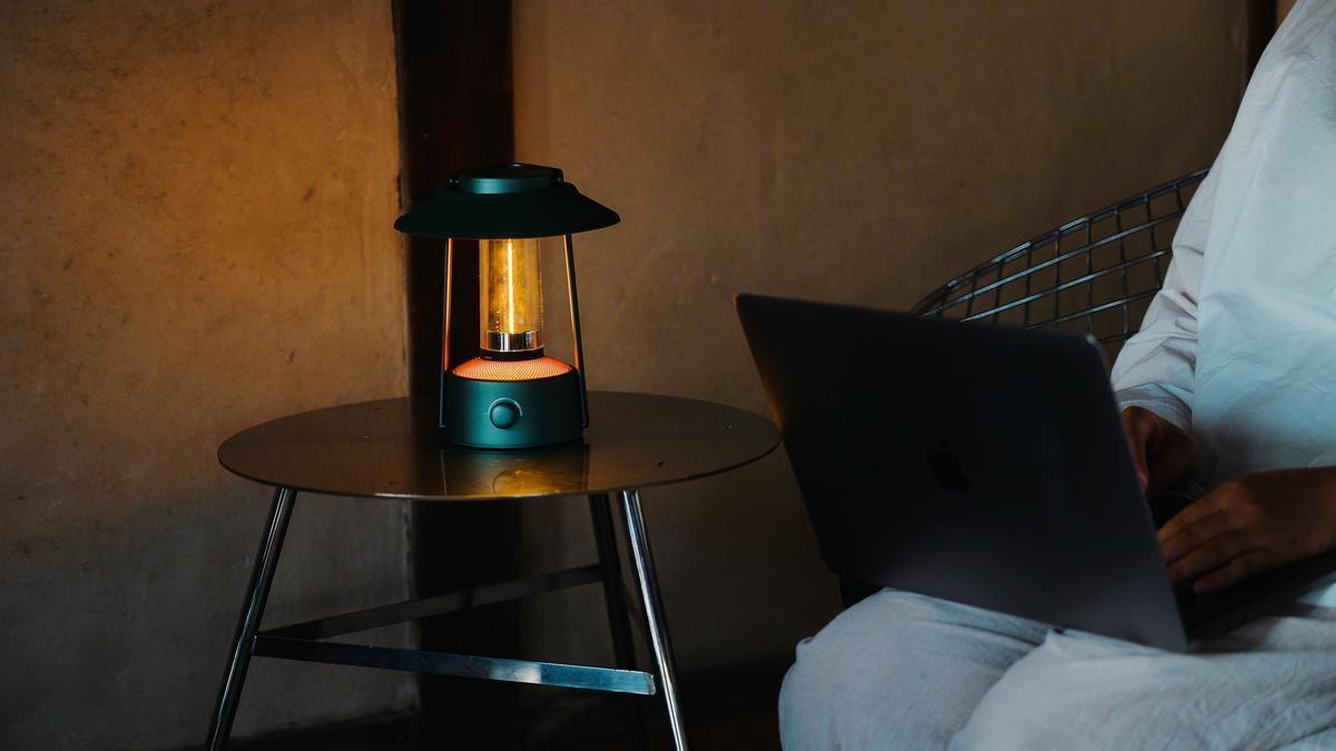 変形するLEDもユニーク。1台5役のマルチランタンが部屋でもキャンプ 