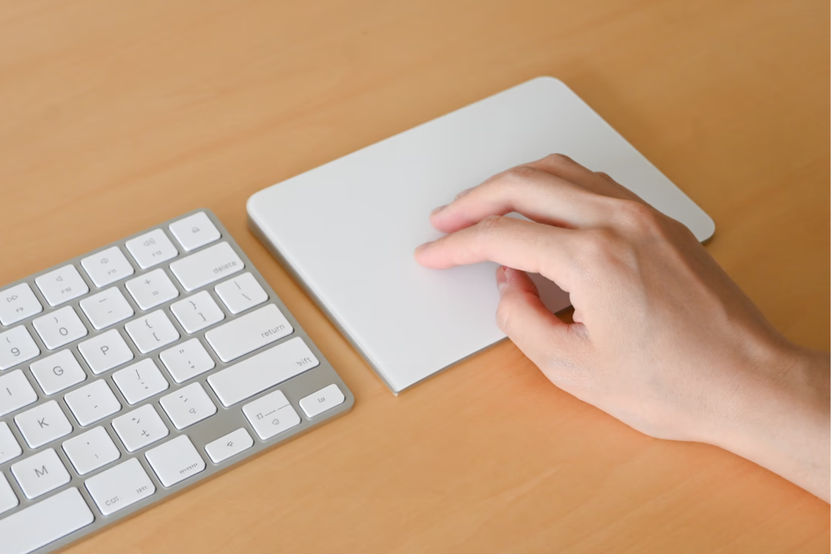 Appleの「Magic Trackpad」で、狭い机でも快適に作業できるようになっ
