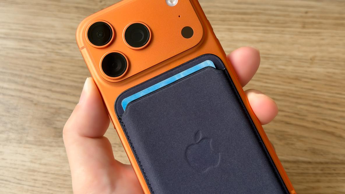 純正品 iPhone Leather Wallet オレンジ Apple純正のカードケースは「探す」に対応。クレカや身分証も安心して
