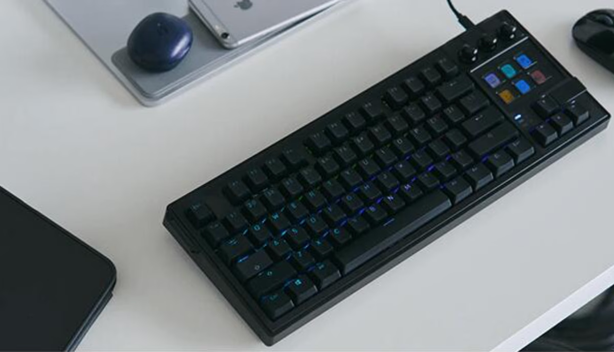 左手デバイスを搭載した次世代キーボード。作業効率は爆上がりだし没頭