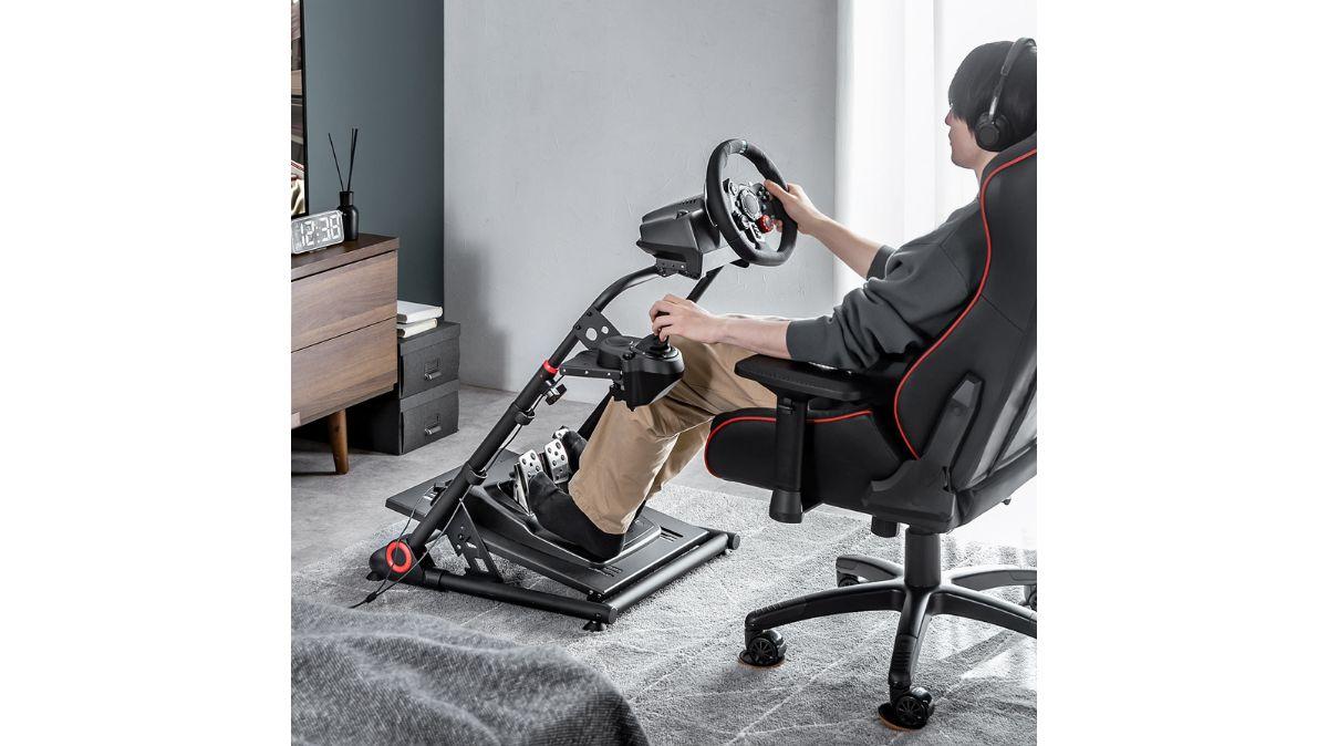 重厚にしてコンパクト。本気のレーシングゲームができる「コックピット