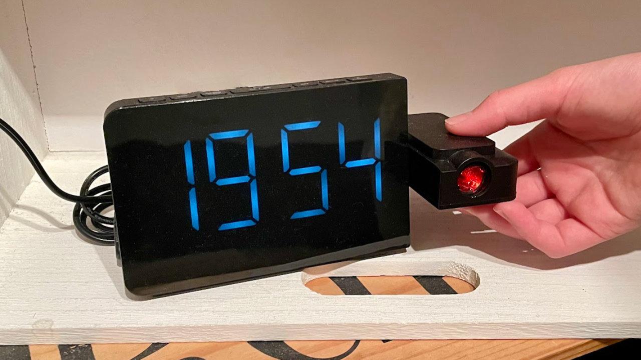 プロジェクター時計 もうスマホを開かなくてOK。睡眠を守るためのニトリ製プロジェクター