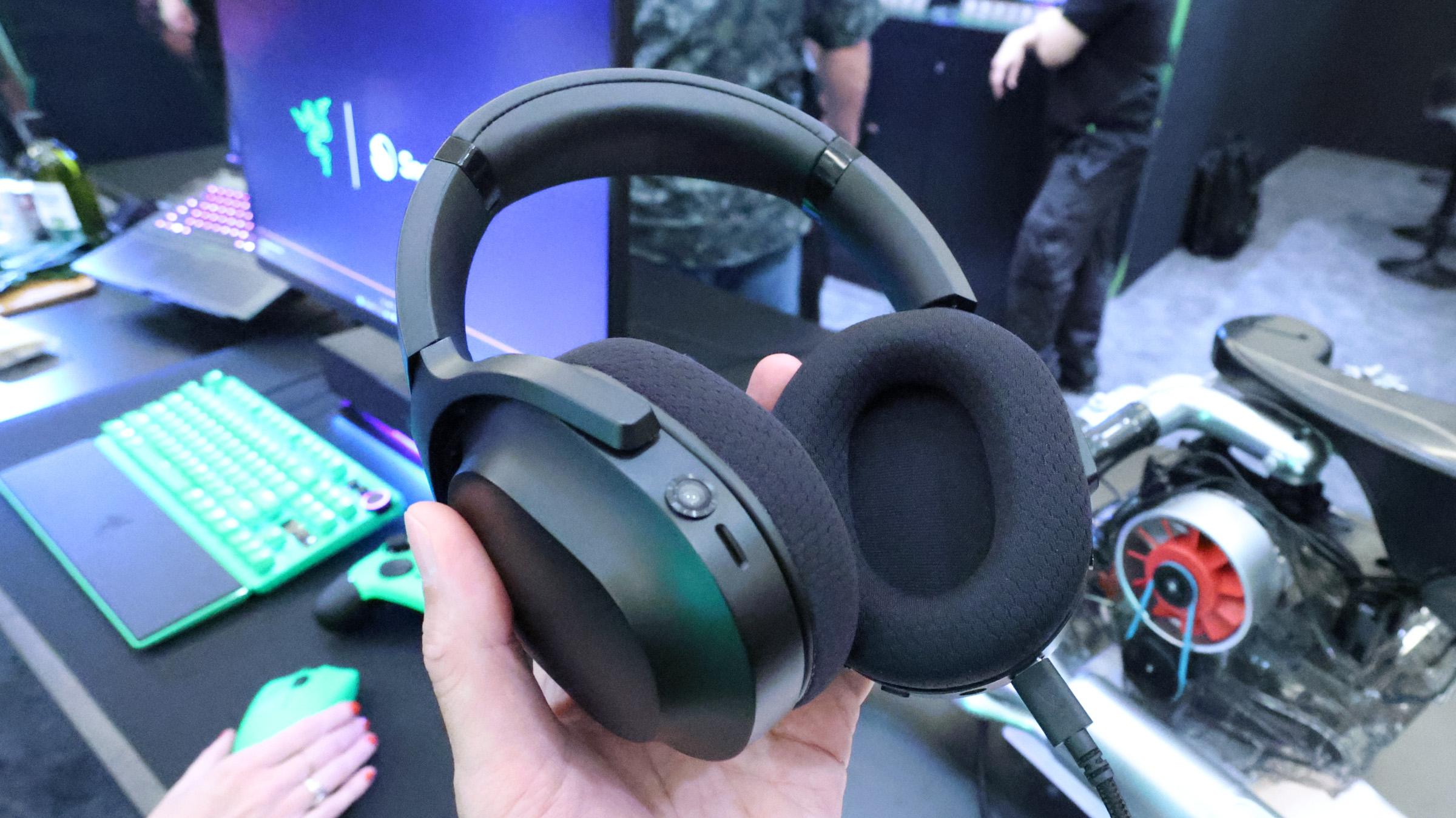 スマートグラス豊作のCESですが、Razerは「カメラヘッドホン」でAI市場