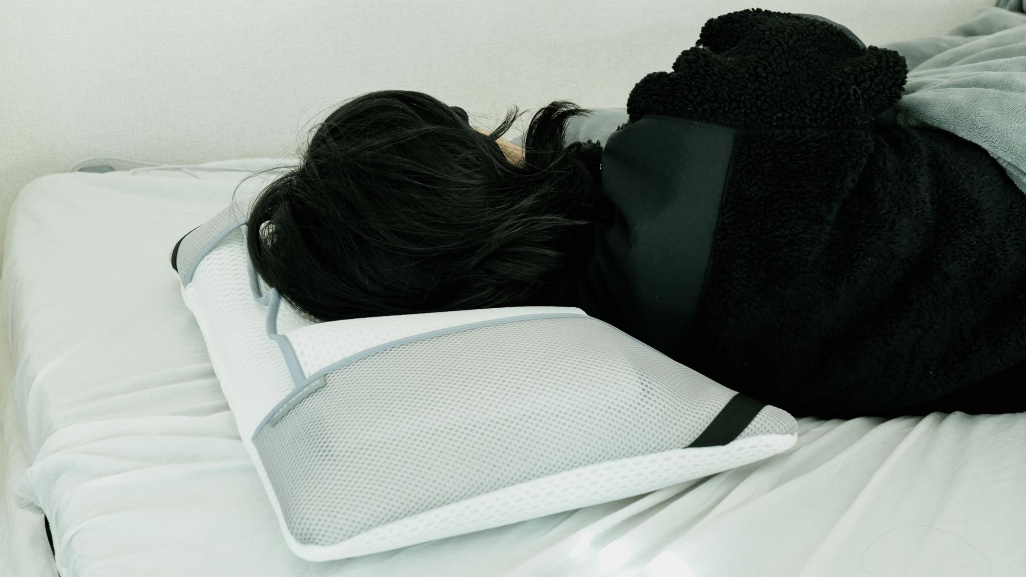 中身の95%が空気だからムレ知らず。高さ調整もできるエアリー枕が快適