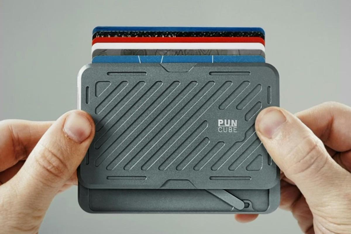 MECH WALLET　マグセーフアタッチメント付き(未使用) カードは5枚で十分でした。操作感がクセになる極薄メタル財布