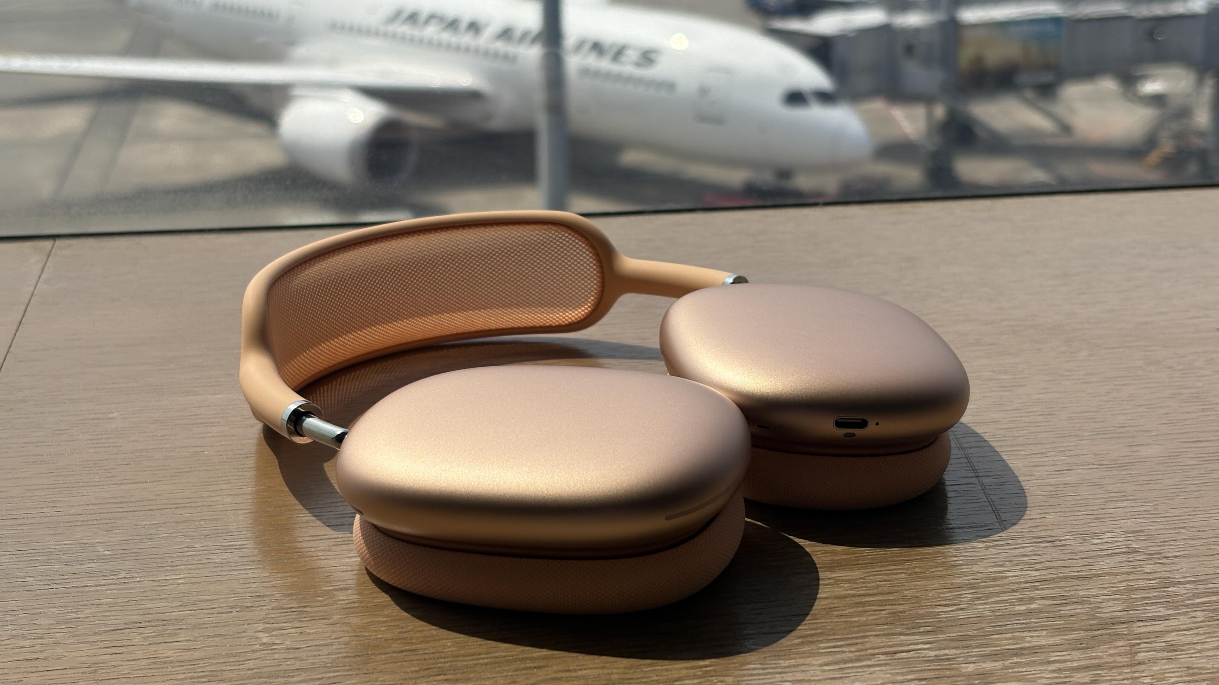 ノイキャン1.5倍、あなどれない。「AirPods Max 2」と前モデルを機内で