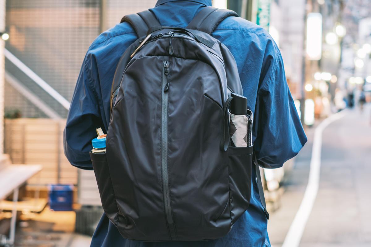 見た目で選んだ無印良品の「黒リュック」。背負い心地までちゃんと 