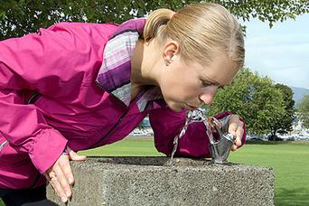 運動中に一番適した水分補給の方法は「のどが乾いた時だけ飲むこと」