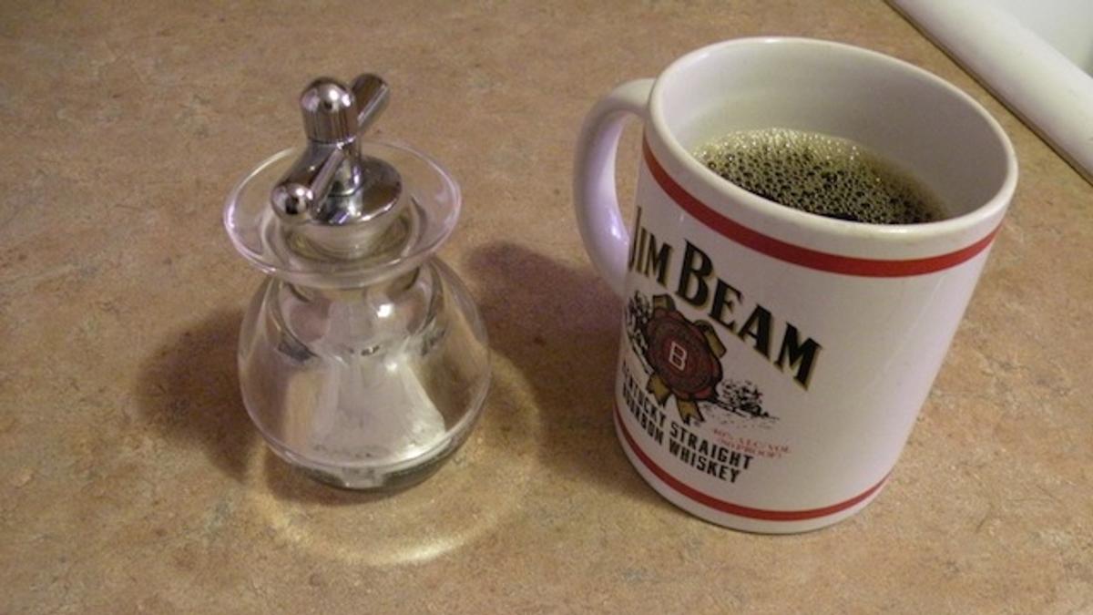 コーヒーに塩をひとつまみ入れるとコーヒーの苦みが抑えられる ライフハッカー ジャパン