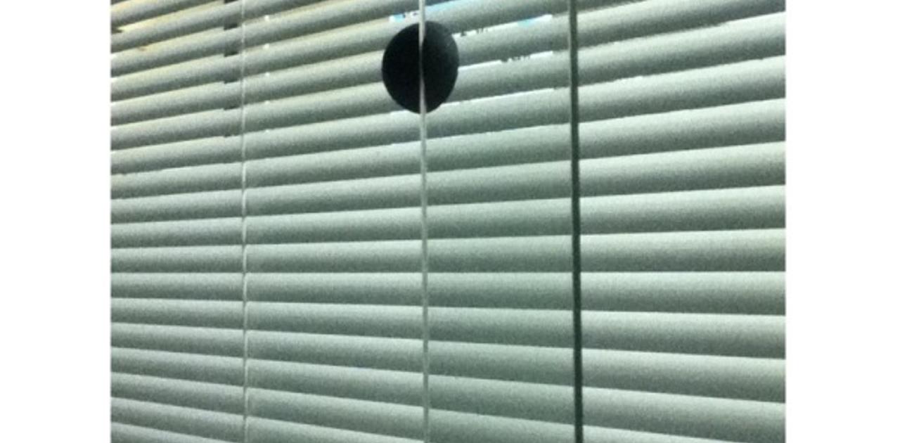 ブラインドがガタガタしてうるさい時には「ゴムボール」を使うとよい？ ライフハッカー・ジャパン