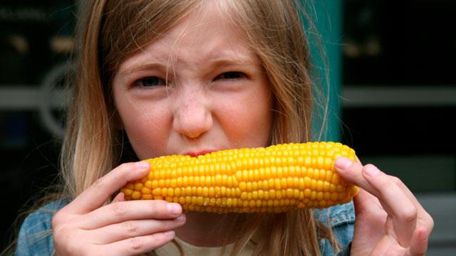 電子レンジでトウモロコシのヒゲを簡単に取り除くやりかた 1 ライフハッカー ジャパン