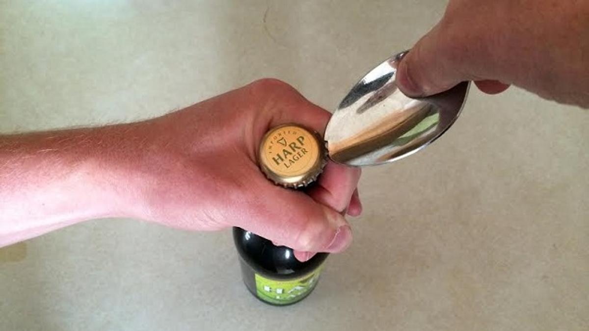 栓抜きを忘れても大丈夫 スプーンでビール瓶を開ける方法 ライフハッカー ジャパン