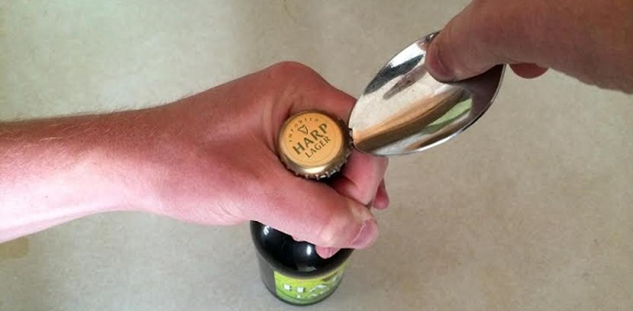 栓抜きを忘れても大丈夫 スプーンでビール瓶を開ける方法 ライフハッカー ジャパン 栓抜きを忘れても大丈夫 スプーンでビール瓶を開ける方法 ライフハッカー ジャパン