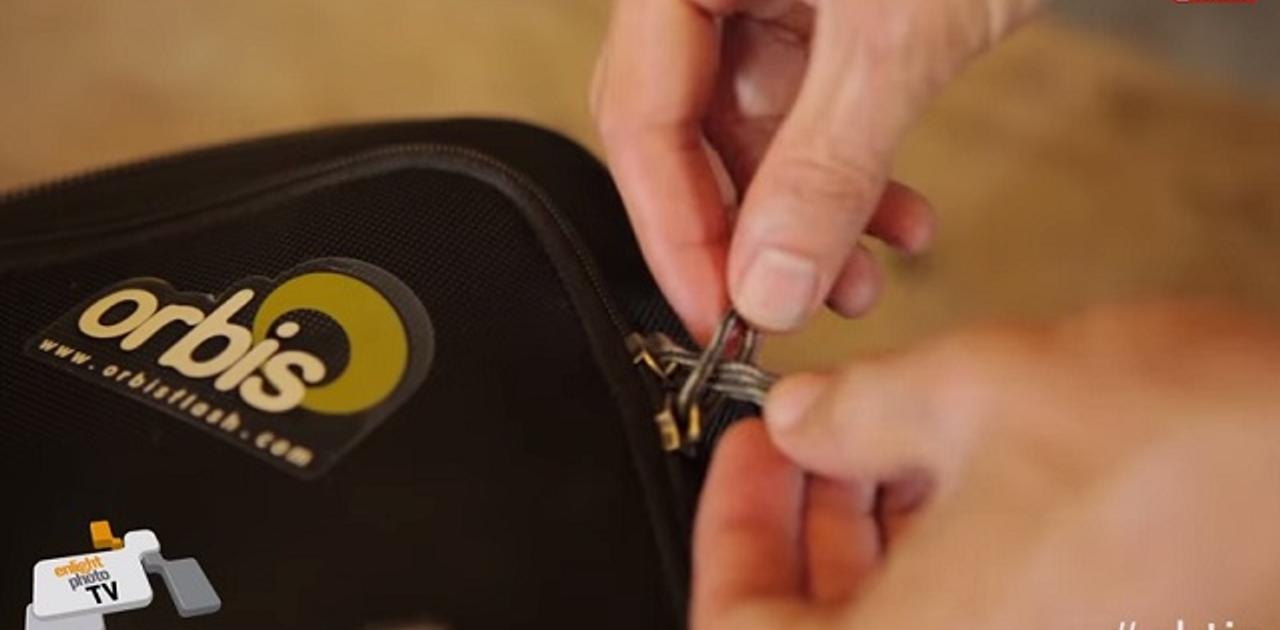 バッグのファスナーを他人に開けられにくくする簡単な裏ワザ｜旅ハック ライフハッカー・ジャパン