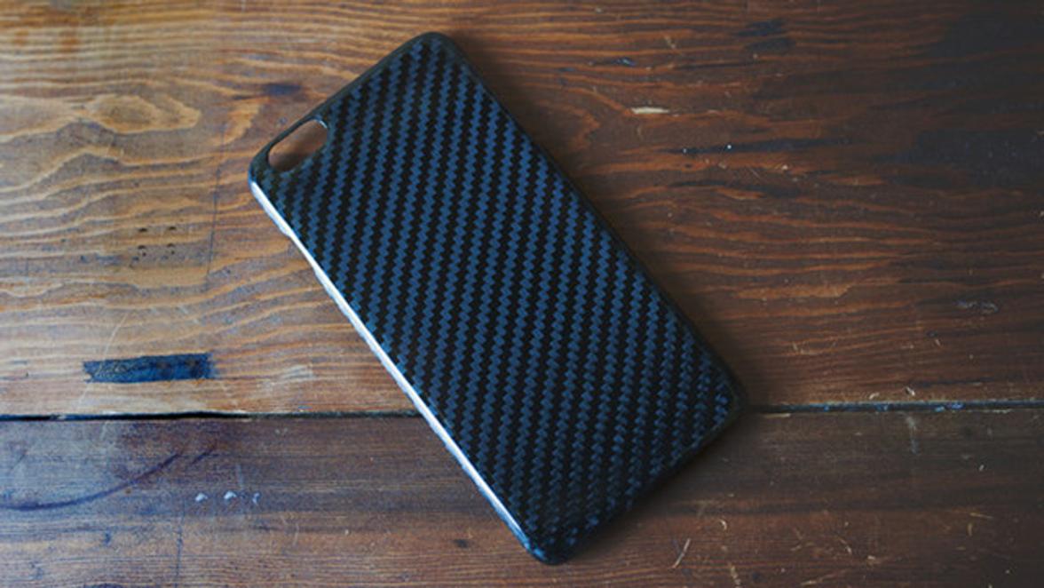 軽量で高剛性 放熱性もあるカーボンファイバー製iphoneケース 今日のライフハックツール ライフハッカー 日本版