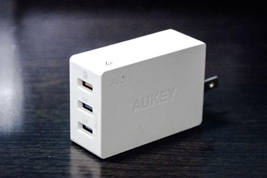 短時間でスマホを可能なかぎり充電するUSB充電器【今日のライフハックツール】