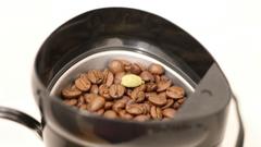 コーヒー豆とスパイスを一緒に挽いて風味豊かなコーヒーに