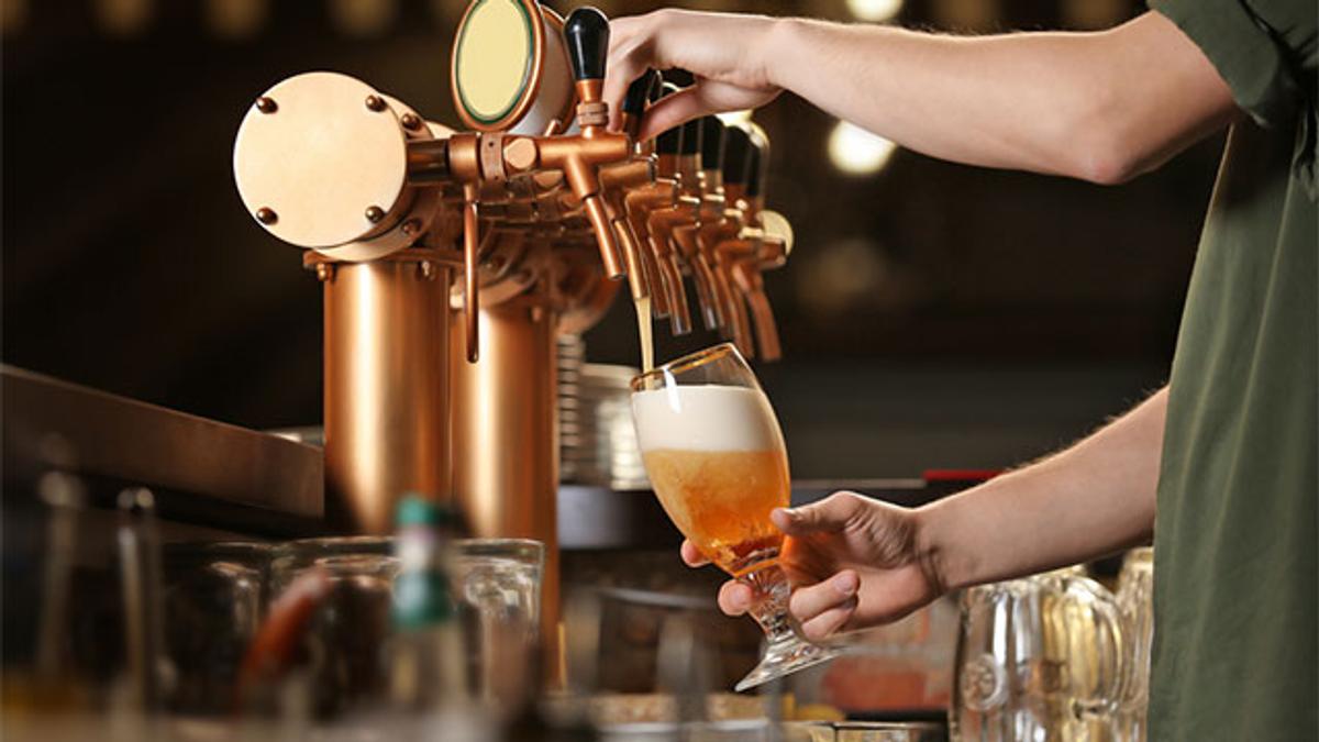 ビールを注ぐときグラスを傾ける科学的な理由 ライフハッカー ジャパン ビールを注ぐときグラスを傾ける科学的な理由 ライフハッカー ジャパン