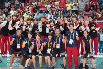 聴覚障害を持つ「最強」バレーチームを率いる、元全日本選手のマネジメント術