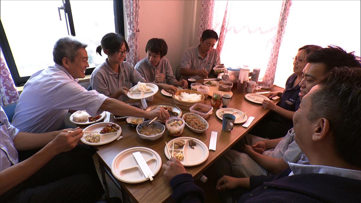 働くオトナの昼飯をひたすら紹介する サラメシ は なぜ人気番組となったのか プロデューサーに制作の舞台裏を聞いた ライフハッカー ジャパン