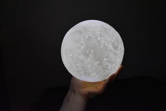 まるで本物の月！ 3Dプリンター技術でリアルな月を再現したランプは充実の就寝時間をもたらす【今日のライフハックツール特別版】