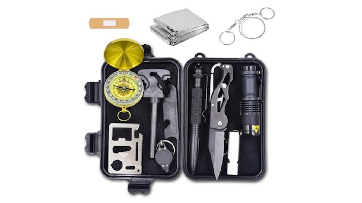 サバイバルシートや多機能ナイフも 災害や遭難時に役立つサバイバルグッズ12点セット ライフハッカー ジャパン