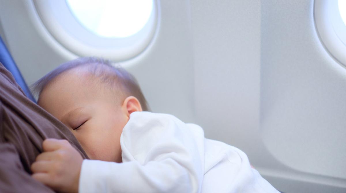 赤ちゃん連れの飛行機たびに 機内で授乳クッションを手作りする方法 ライフハッカー 日本版