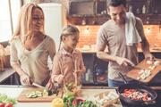 食卓を囲めない家族は、遅めの時間に軽食をとろう