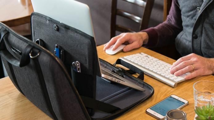 MOBICASE モビケース 8L スタンド機能搭載ノートパソコンバッグ MOBICASEレビュー】これぞノマドワーカーに最適の最強ノートPC