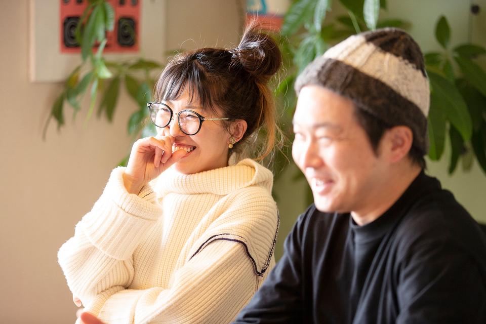 笑顔のイラストレーター・ナカオテッペイ&おくむらさーこさん夫婦