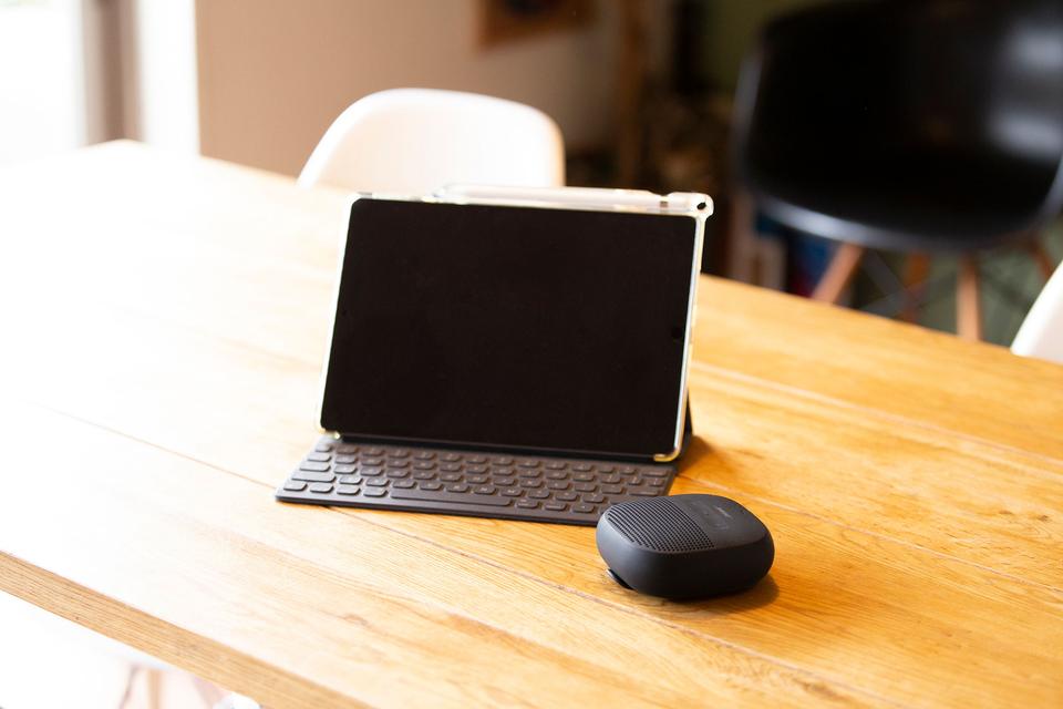 iPadとポータブル防水スピーカー