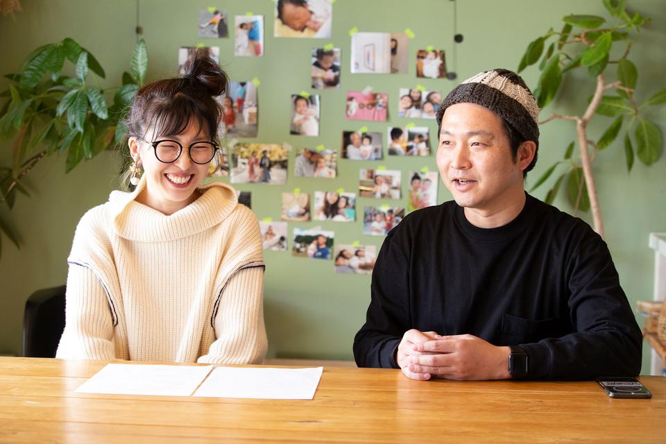 笑顔のイラストレーター・ナカオテッペイ&おくむらさーこさん夫婦