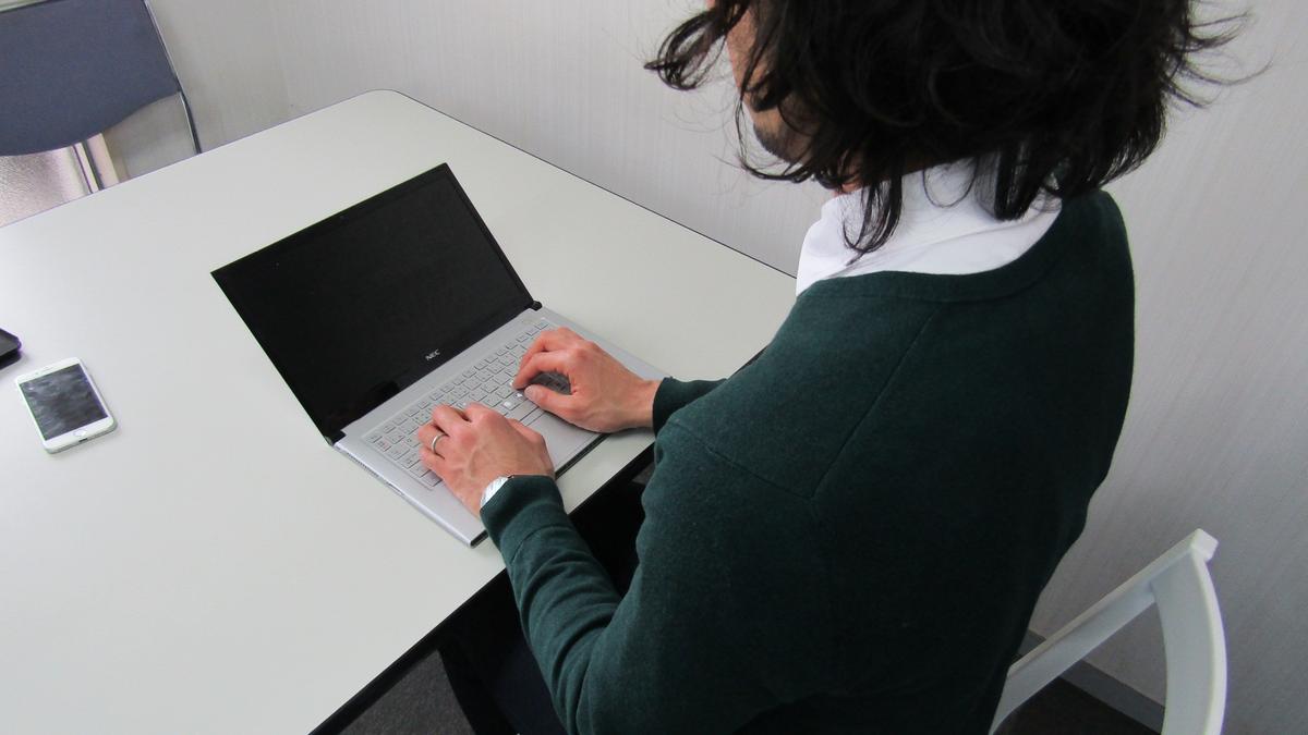 スマホやデスクワークによる肩こり 首の痛みが改善する姿勢と座り方 ライフハッカー ジャパン