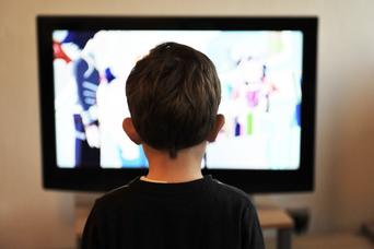長時間テレビやゲームに夢中になる子どもに機嫌よく止めさせる声かけのコツ