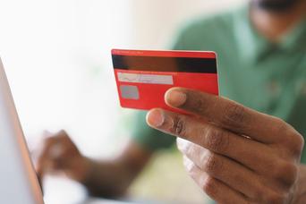 デビットカードは、クレジットカードより補償レベルが低いって本当？