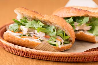 サラダチキンとカット野菜で作る、ベトナム風サンドイッチ｢バインミー｣