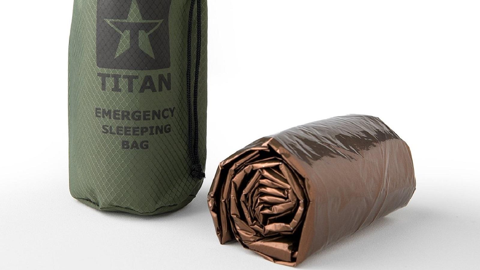 NASAのための技術で体温を90％保つ、手に乗る寝袋。ポンチョやシートに
