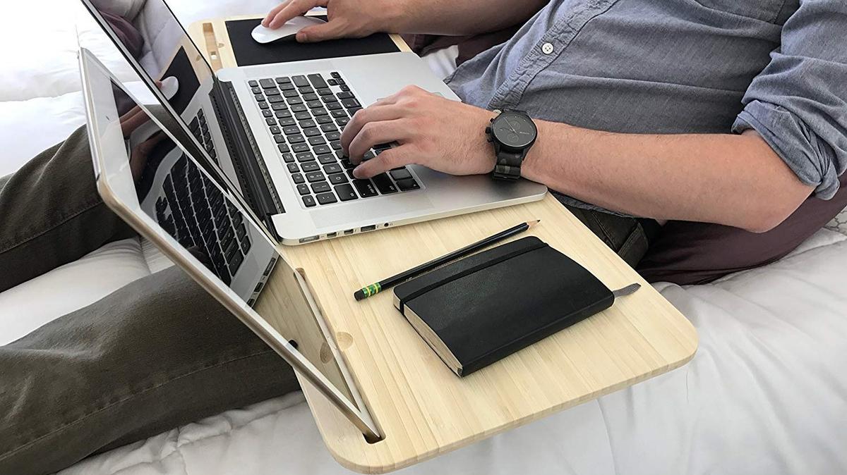 ソファでのpc作業がはかどる膝上グッズ 広いワークスペースが出現 ライフハッカー ジャパン