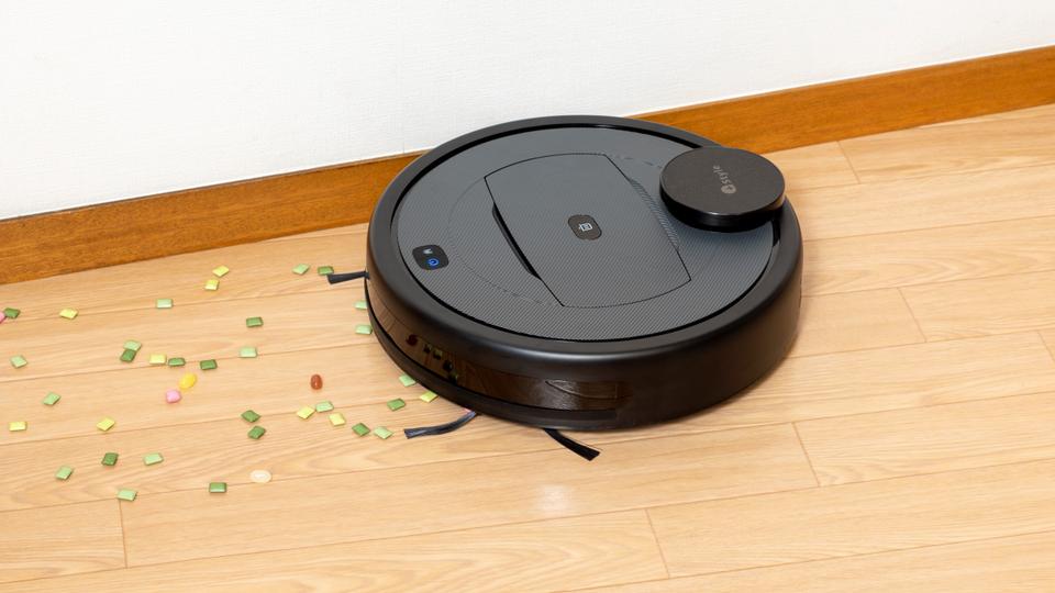 壁際を掃除する「スマートロボット掃除機 G300」