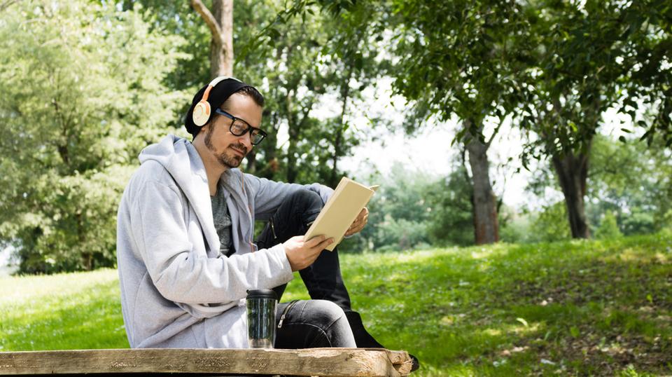 聞きながら本を読む男性