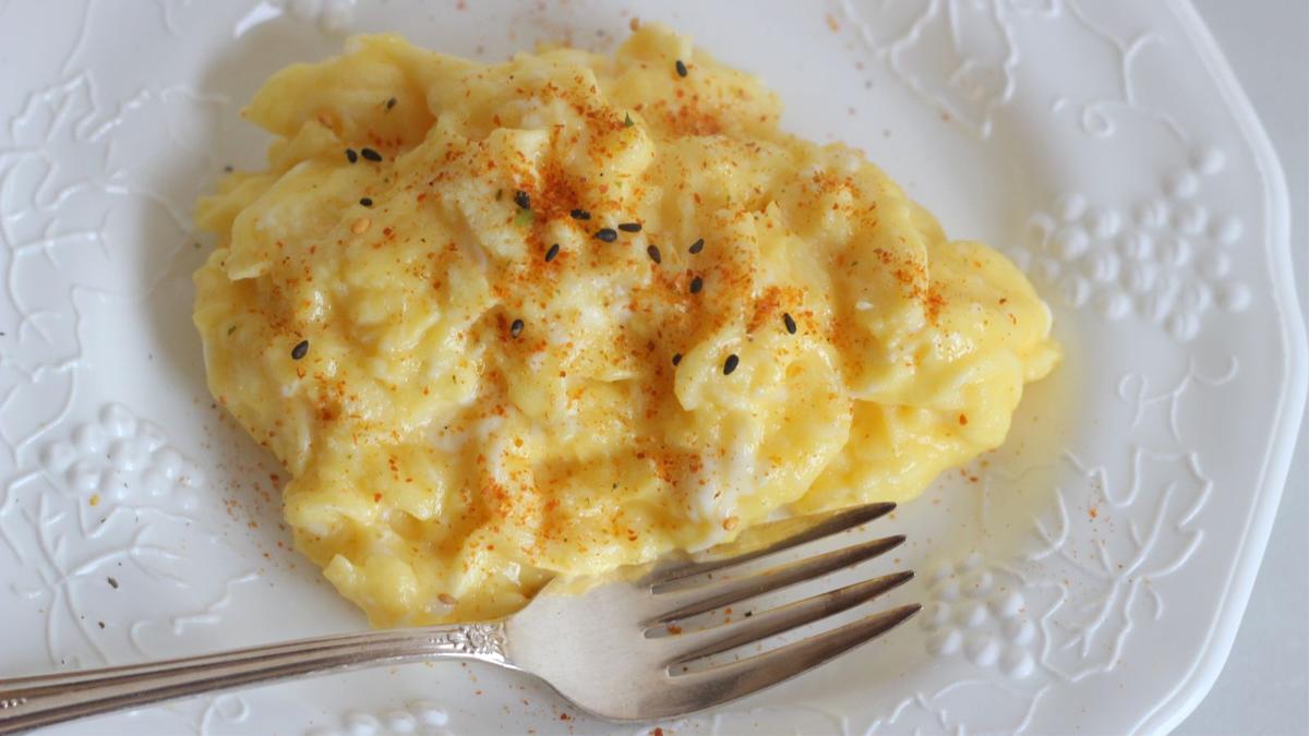 みりんを加えてスクランブルエッグを和風にアレンジ ライフハッカー 日本版