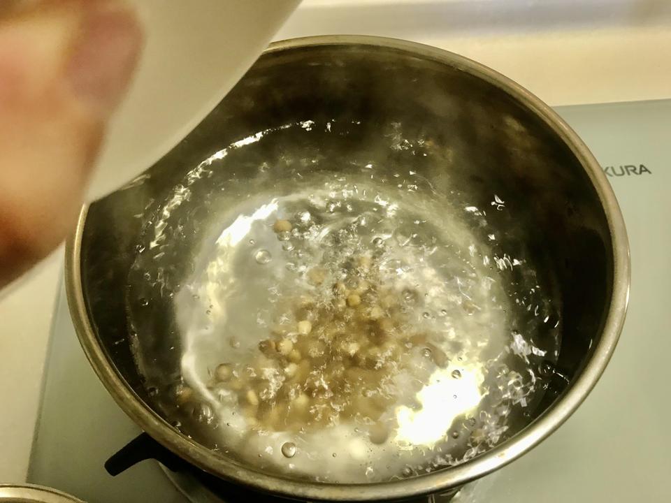 沸騰した鍋に乾燥タピオカを入れる