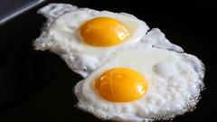 1個しか卵を使ってないのに目玉焼きを2つつくる方法 | ライフハッカー［日本版］