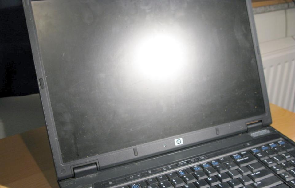 手垢などで画面の汚れたノートPC